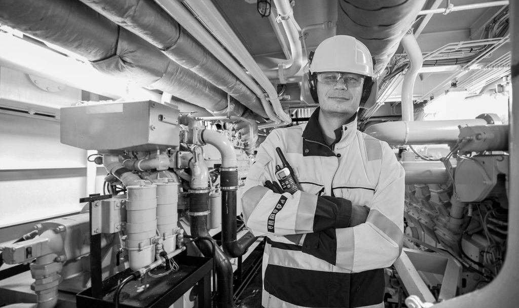 Abelon * Arbeider ved motoravdelingen med hjelm på hodet